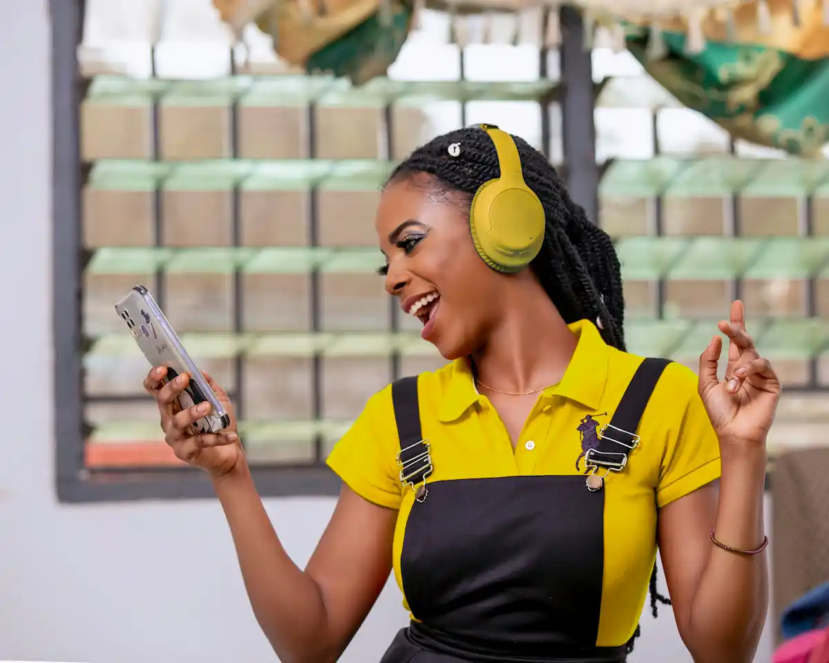 Persona usando auriculares premium